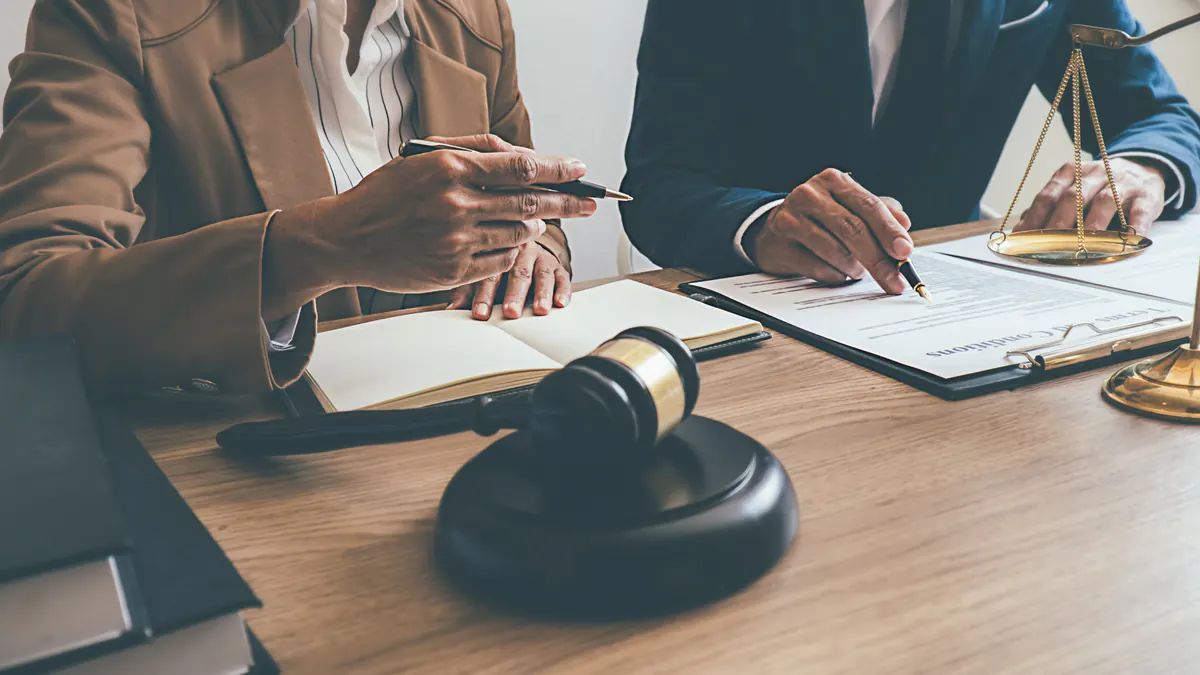 Itens e grupos organizados na tela da contratação.
